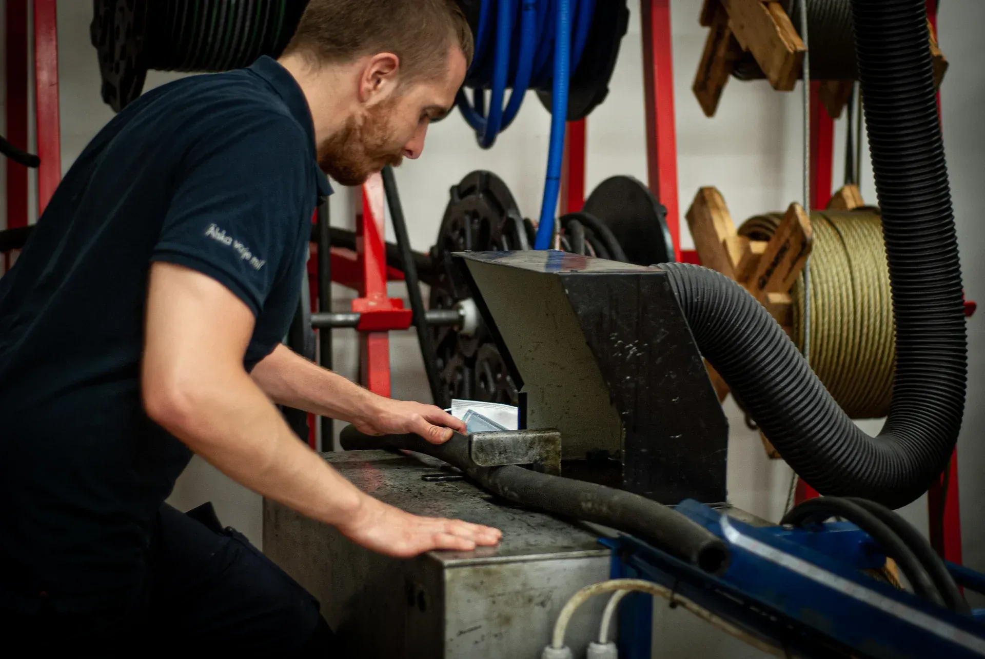 Hydraulslang kapas i en maskin i verkstaden