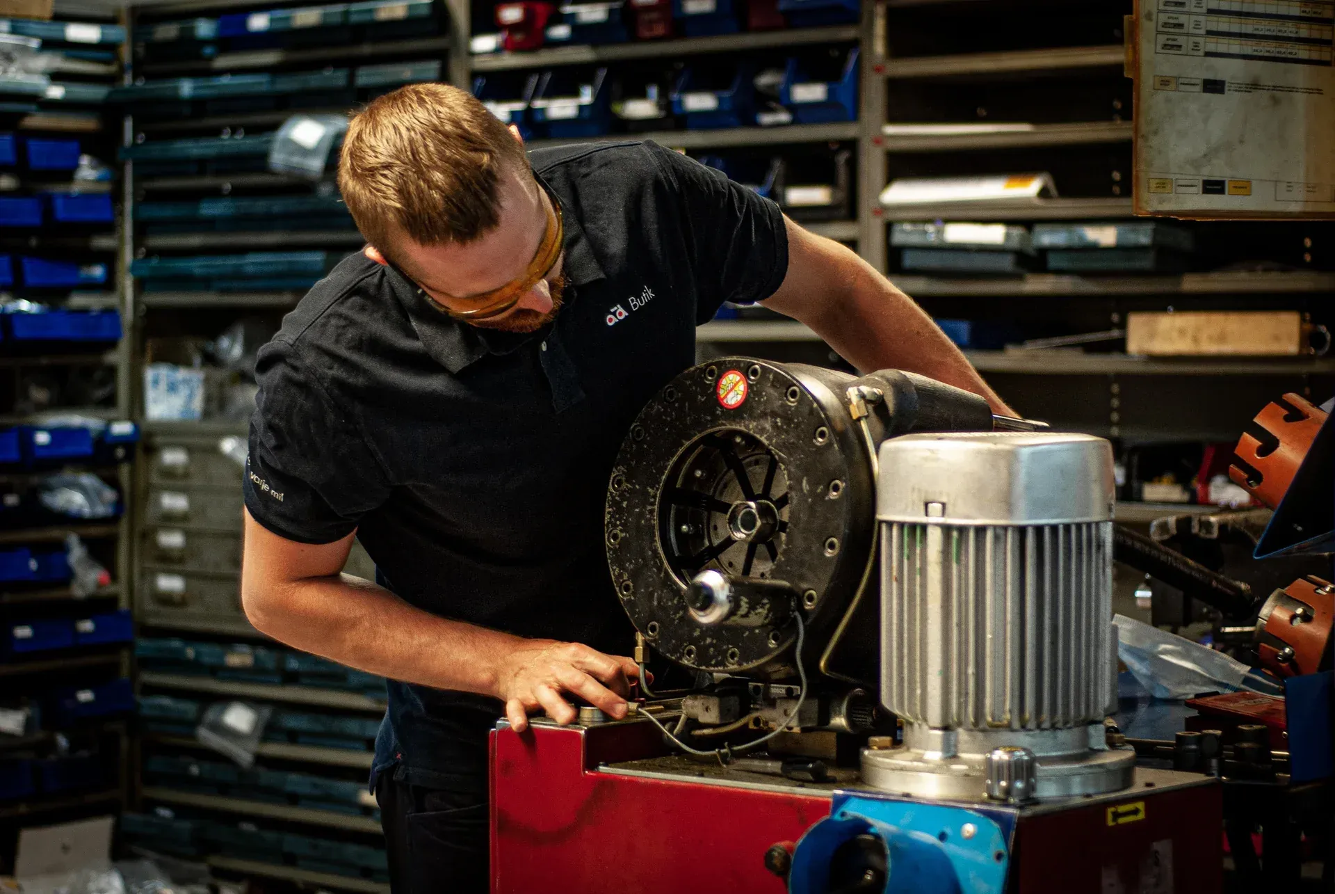 Medarbetare vid maskinen för hydraulslangstillverkning