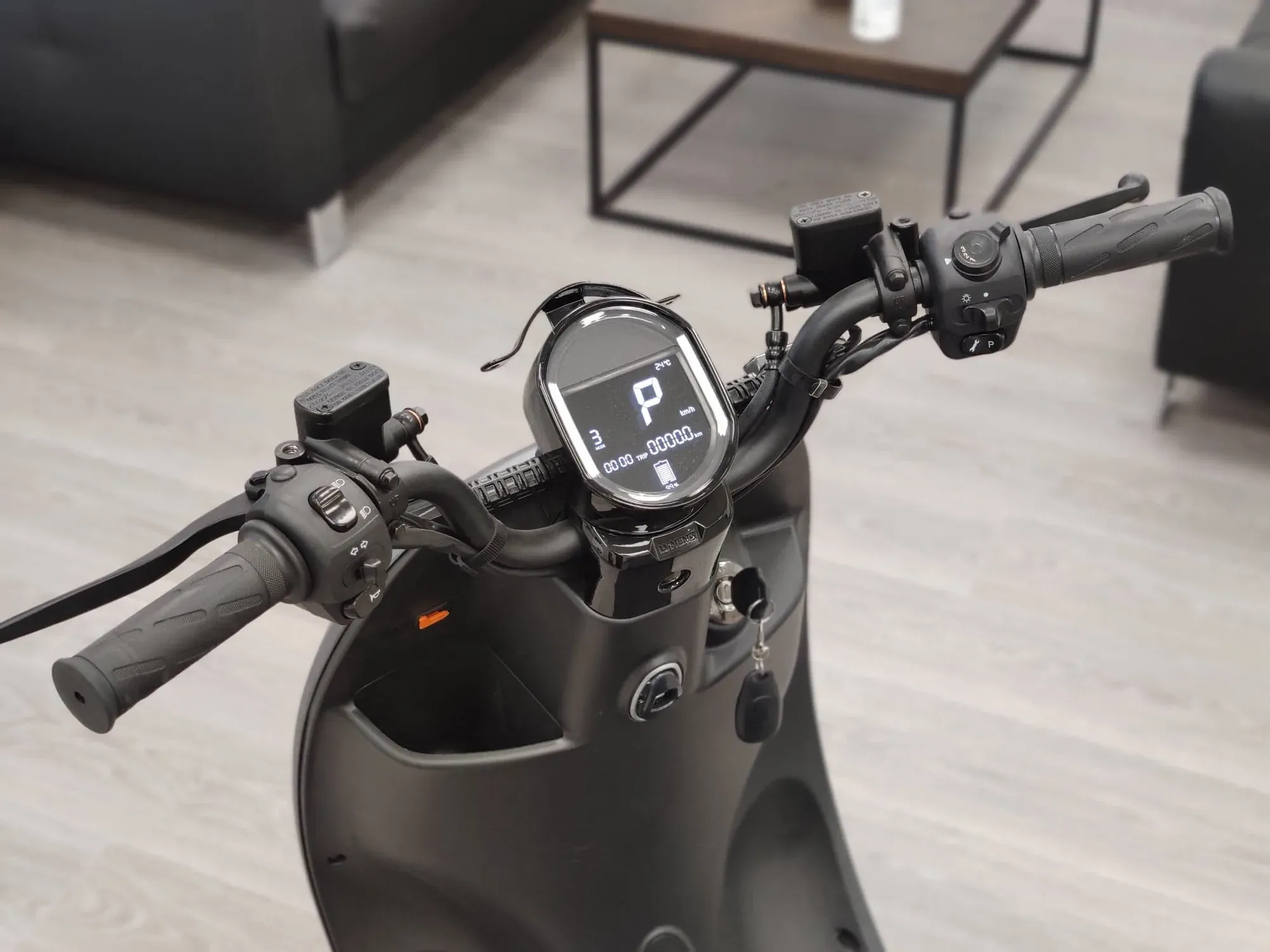 Närbild på styret och instrumentpanelen på en moped