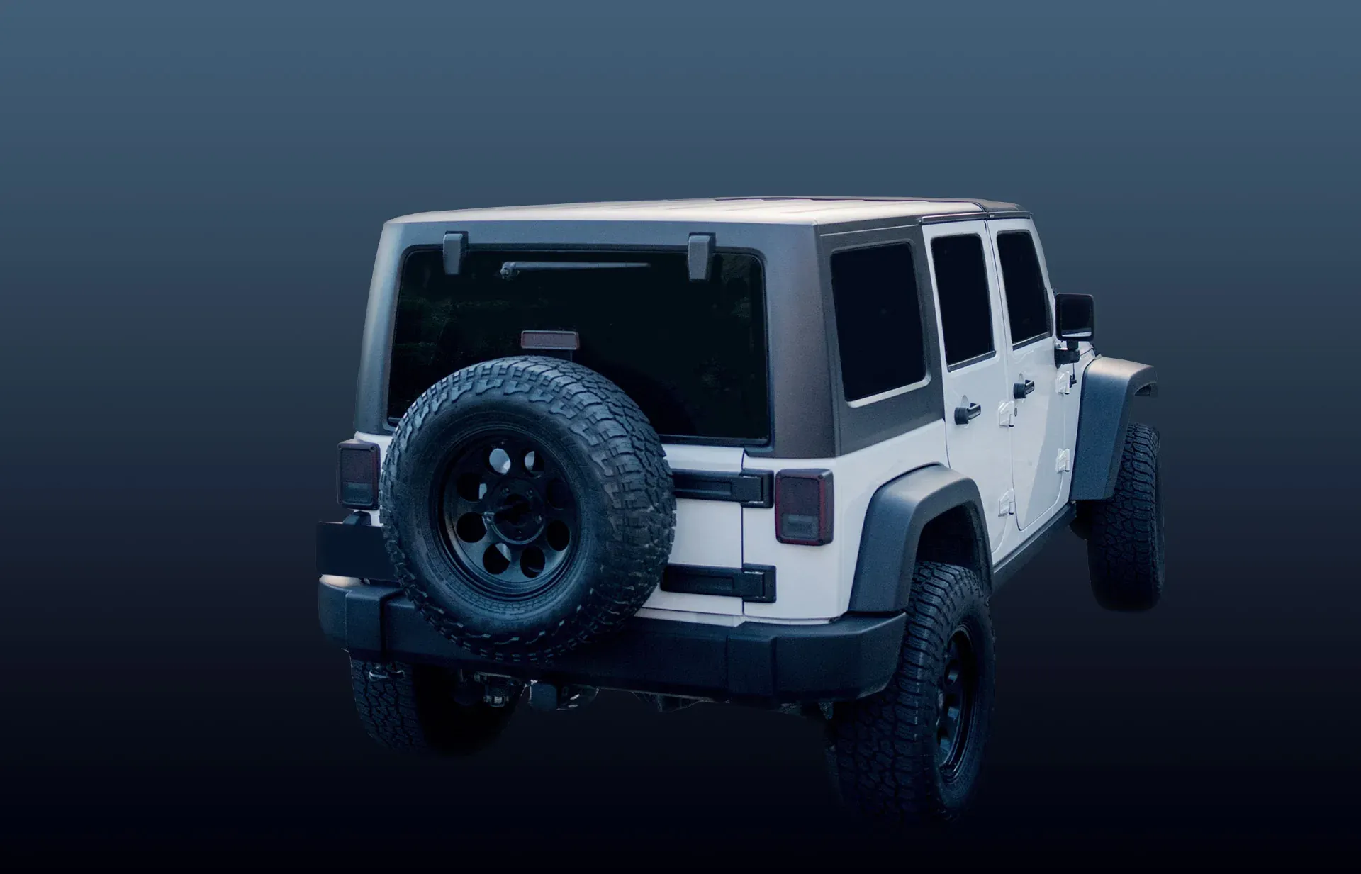 Vit Jeep Wrangler bakifrån mot mörkblå bakgrund